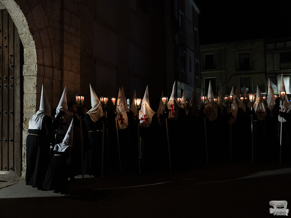 Toro vive una emotiva noche de Miércoles Santo con el Cristo de la Expiración por sus calles 19 Miercoles Santo 19