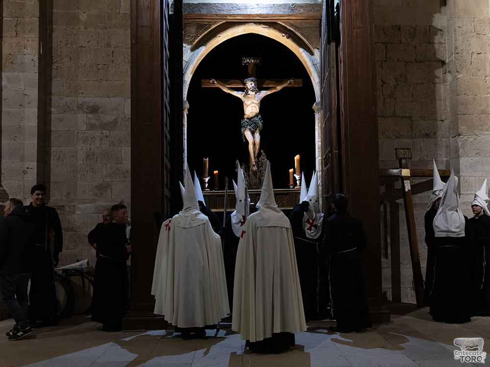 Toro vive una emotiva noche de Miércoles Santo con el Cristo de la Expiración por sus calles 6 Miercoles Santo 6