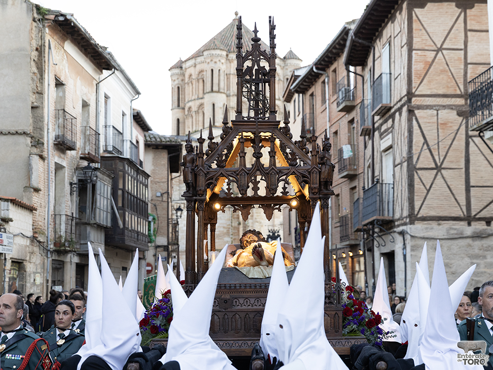La Semana Santa de Toro celebra una emotiva procesión de Jesús Muerto con tradición y devoción 1 Viernes Santo 1