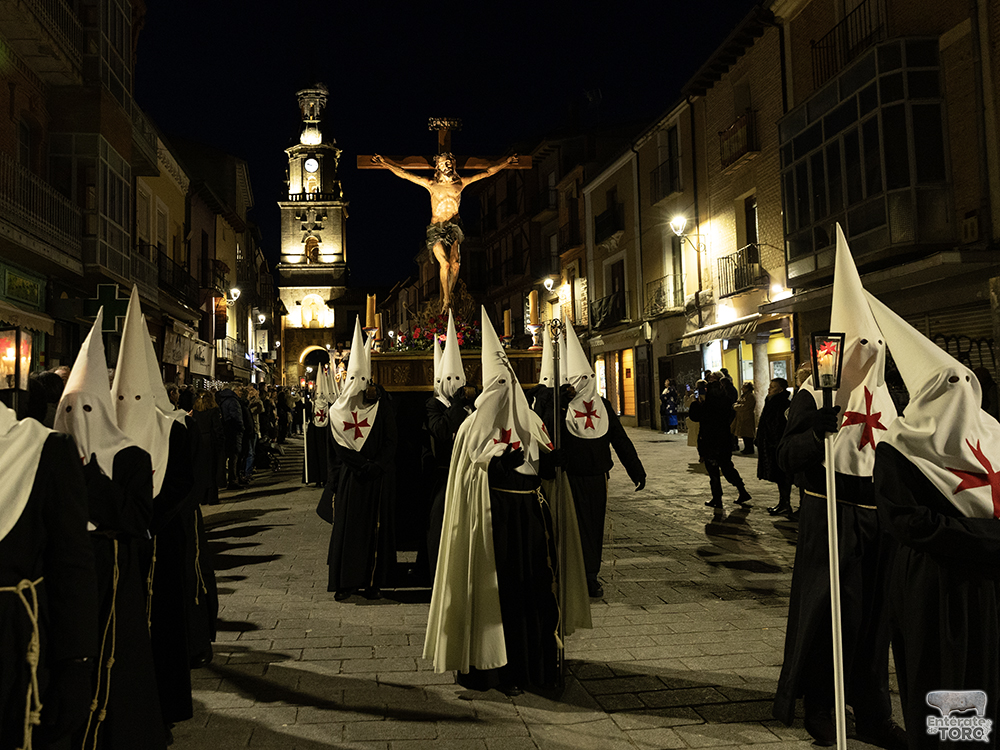 La Semana Santa de Toro celebra una emotiva procesión de Jesús Muerto con tradición y devoción 11 Viernes Santo 11