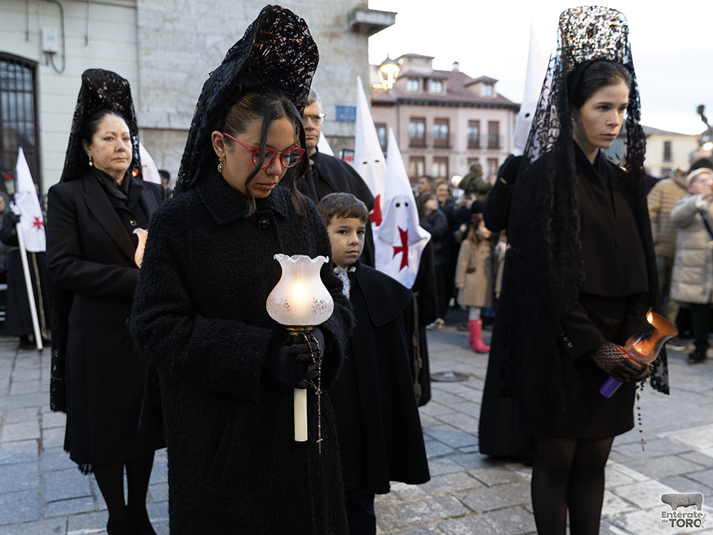La Semana Santa de Toro celebra una emotiva procesión de Jesús Muerto con tradición y devoción 17 Viernes Santo 17