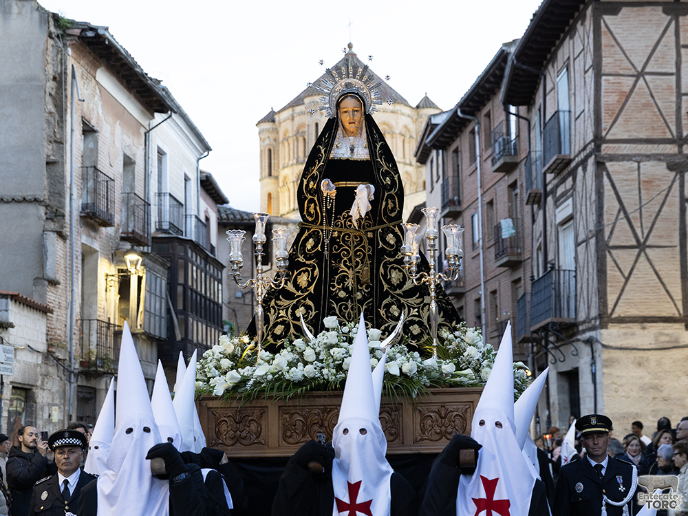 La Semana Santa de Toro celebra una emotiva procesión de Jesús Muerto con tradición y devoción 18 Viernes Santo 18