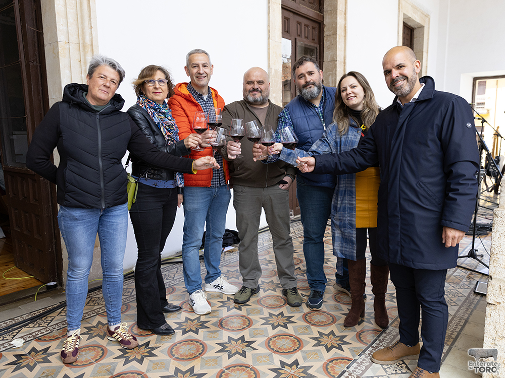 La lluvia no frenó brindar por el Día del Vino con Denominación de Origen en la ciudad de Toro. 10 Brindis DO 10