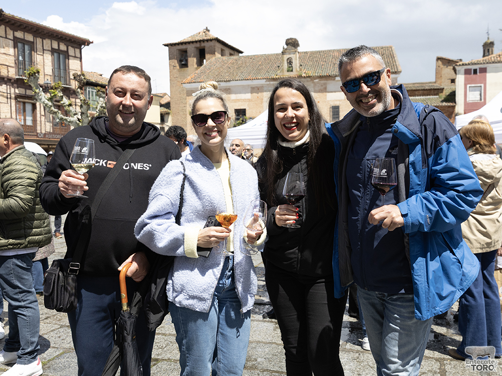 La lluvia no frenó brindar por el Día del Vino con Denominación de Origen en la ciudad de Toro. 11 Brindis DO 11