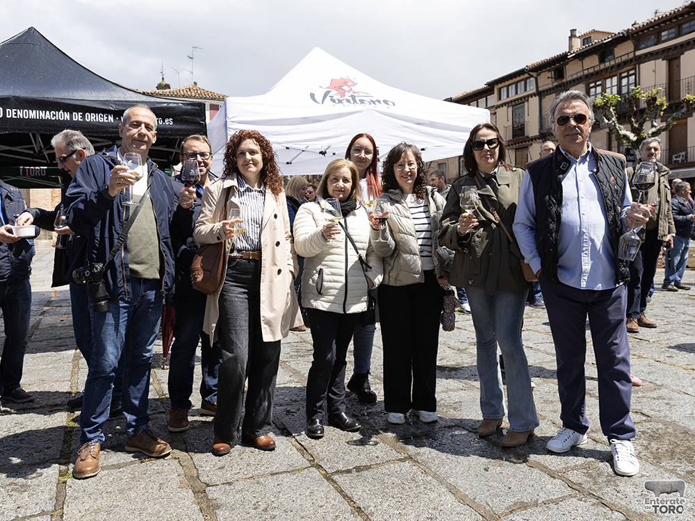 La lluvia no frenó brindar por el Día del Vino con Denominación de Origen en la ciudad de Toro. 12 Brindis DO 12