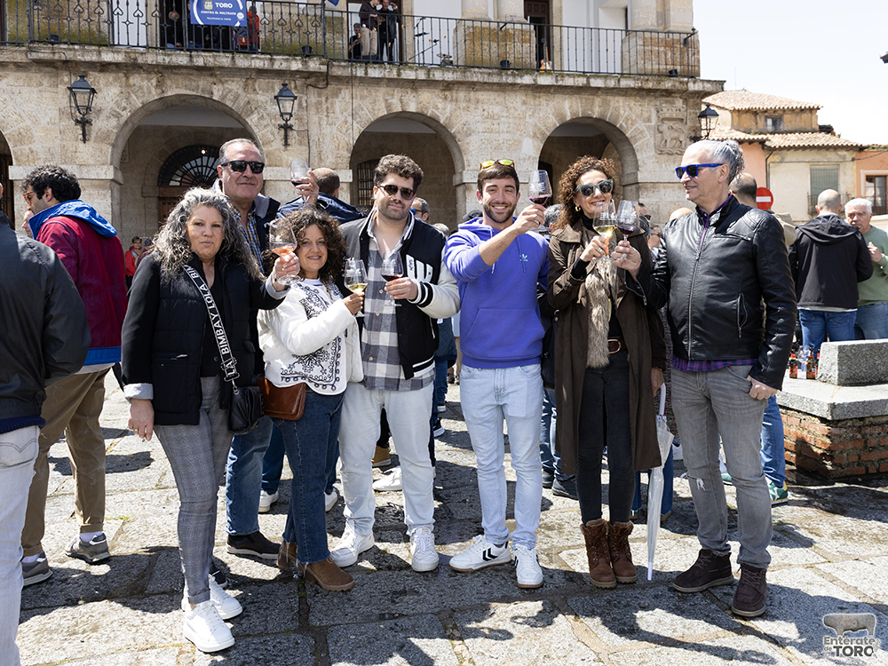 La lluvia no frenó brindar por el Día del Vino con Denominación de Origen en la ciudad de Toro. 15 Brindis DO 15