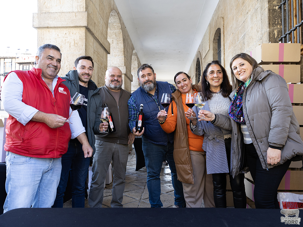 La lluvia no frenó brindar por el Día del Vino con Denominación de Origen en la ciudad de Toro. 16 Brindis DO 16