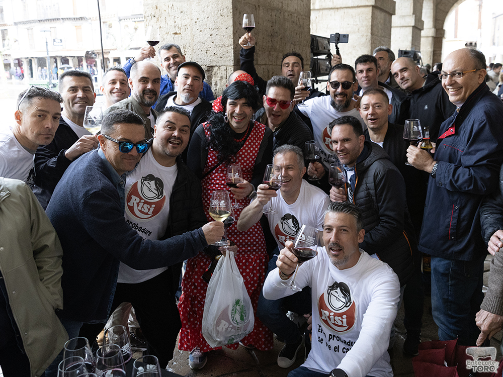 La lluvia no frenó brindar por el Día del Vino con Denominación de Origen en la ciudad de Toro. 3 Brindis DO 3