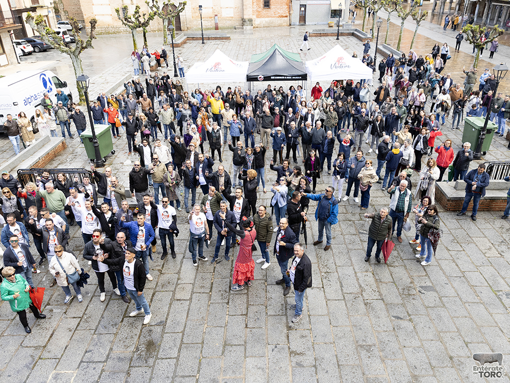 La lluvia no frenó brindar por el Día del Vino con Denominación de Origen en la ciudad de Toro. 9 Brindis DO 9