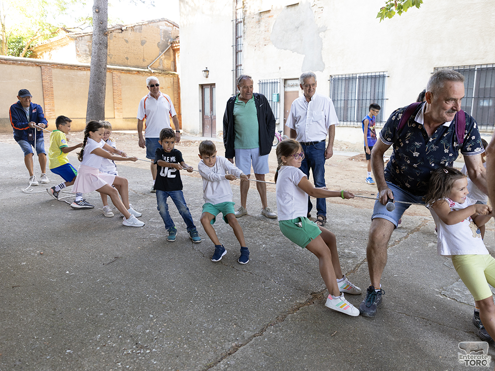 Los Quintos del 1975 abren las fiestas de San Agustín 1 Juegos Quintos 1975 1