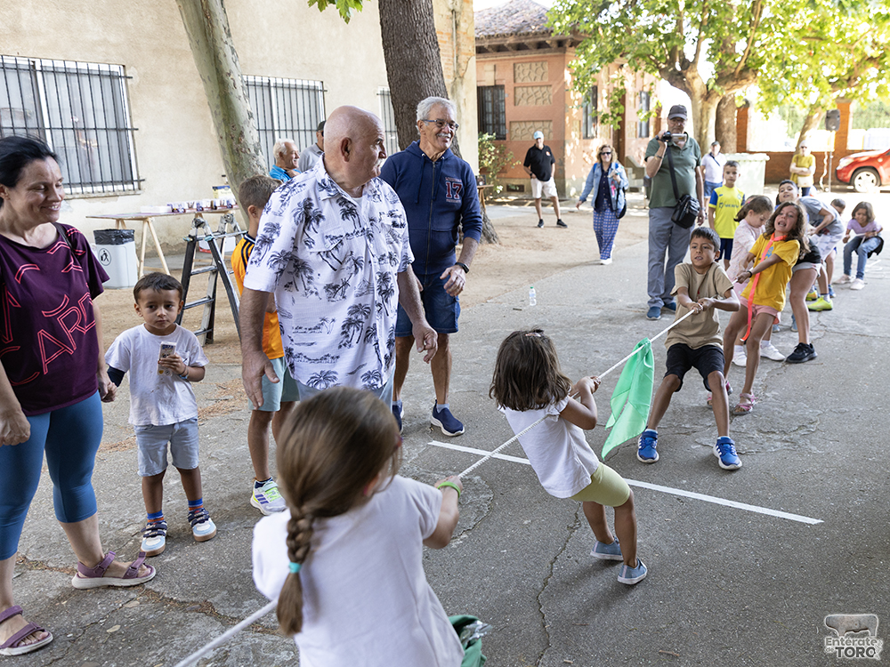 Los Quintos del 1975 abren las fiestas de San Agustín 11 Juegos Quintos 1975 11