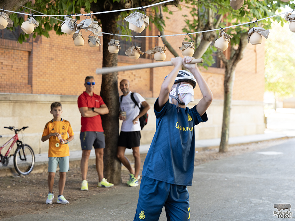 Los Quintos del 1975 abren las fiestas de San Agustín 12 Juegos Quintos 1975 12