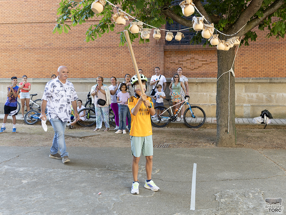 Los Quintos del 1975 abren las fiestas de San Agustín 4 Juegos Quintos 1975 4