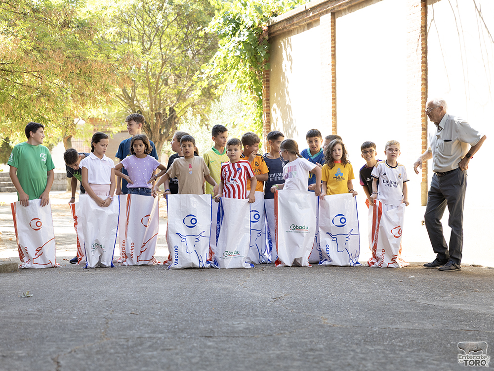 Los Quintos del 1975 abren las fiestas de San Agustín 6 Juegos Quintos 1975 6