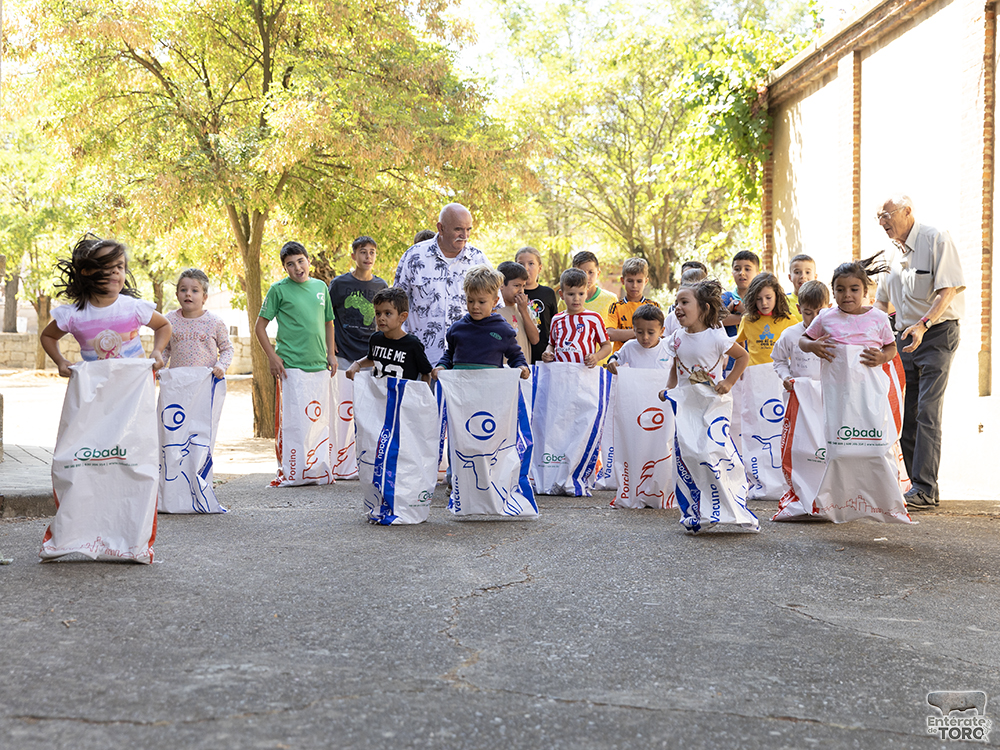 Los Quintos del 1975 abren las fiestas de San Agustín 7 Juegos Quintos 1975 7