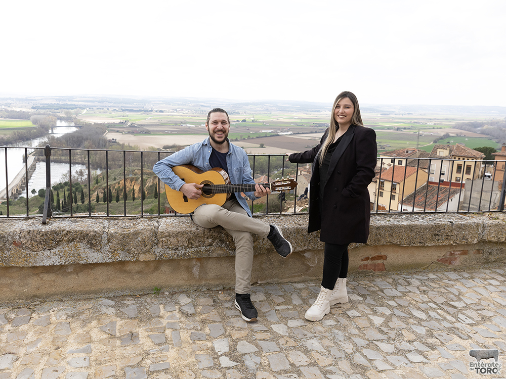 Jairo y Alicia, el dúo musical toresano que conquista por sus voces y cercanía 1 Jairo y Alicia 1