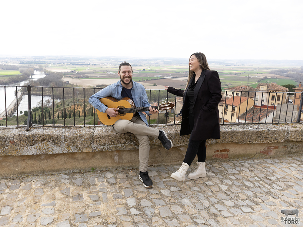 Jairo y Alicia, el dúo musical toresano que conquista por sus voces y cercanía 3 Jairo y Alicia 2