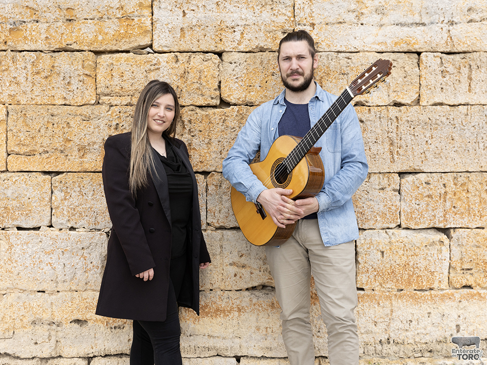 Jairo y Alicia, el dúo musical toresano que conquista por sus voces y cercanía 4 Jairo y Alicia 3