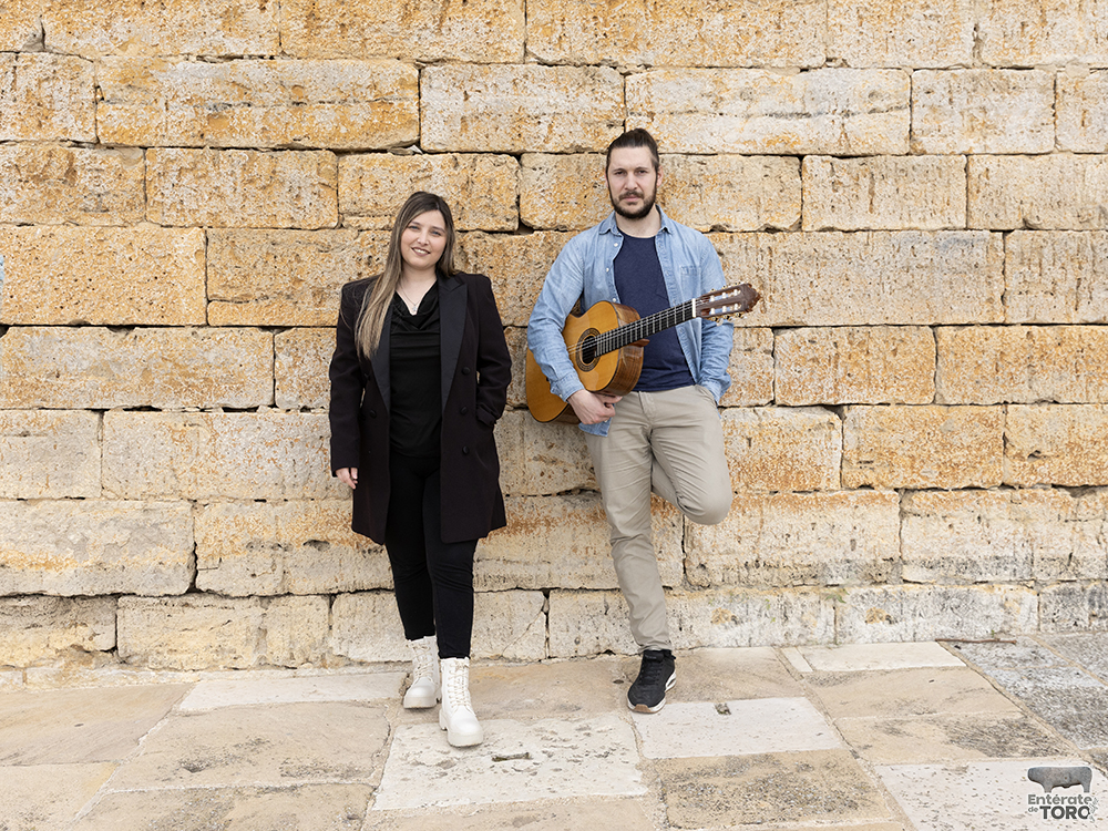 Jairo y Alicia, el dúo musical toresano que conquista por sus voces y cercanía 6 Jairo y Alicia 4